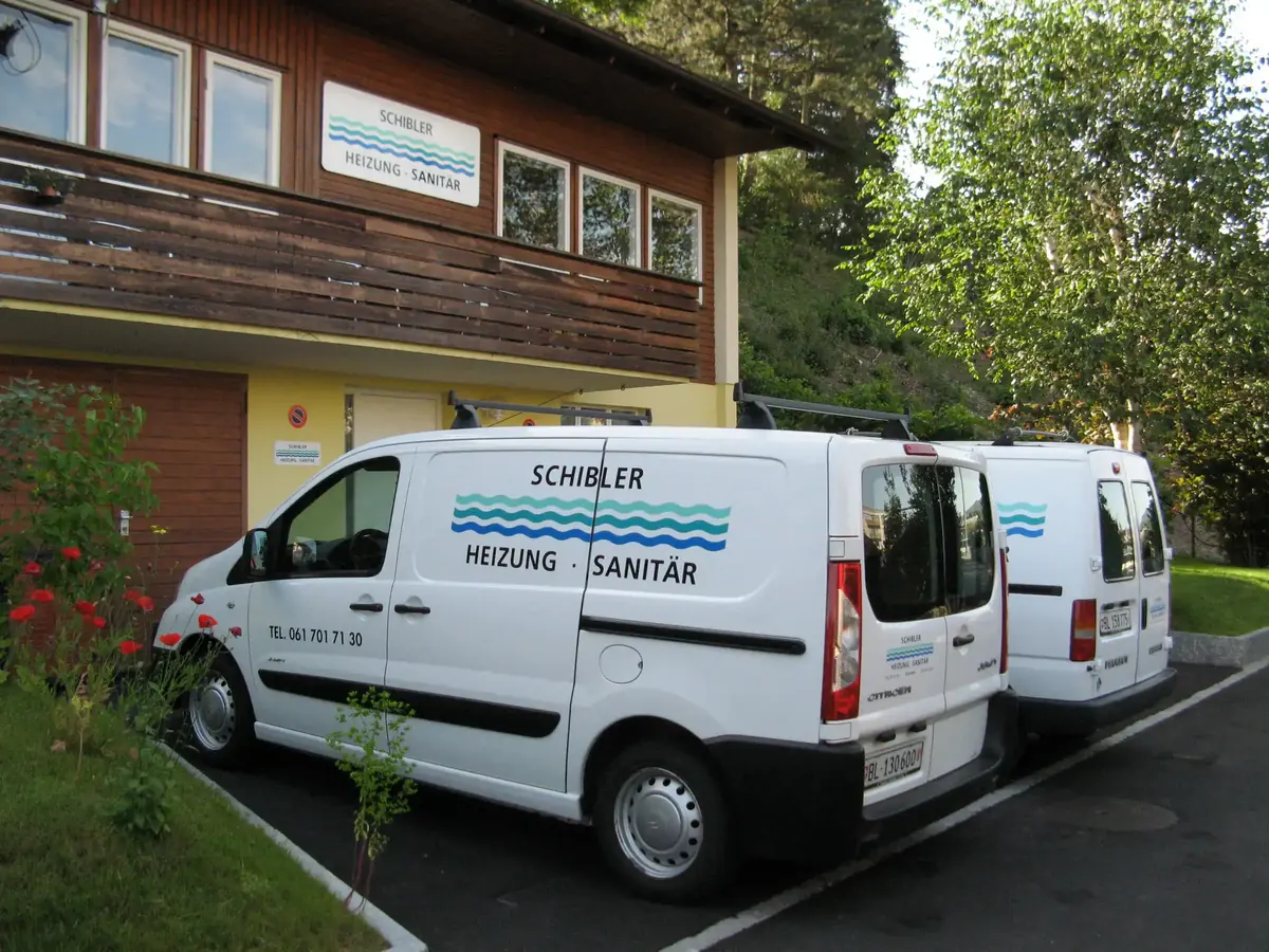 Servicefahrzeuge von Schibler Heizung - Sanitär vor dem Geschäft in Arlesheim